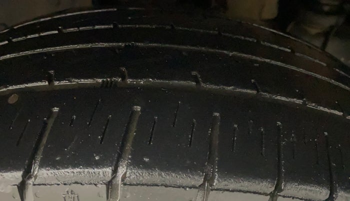 2016 Mahindra TUV300 T8, Diesel, Manual, 1,39,938 km, Right Front Tyre Tread