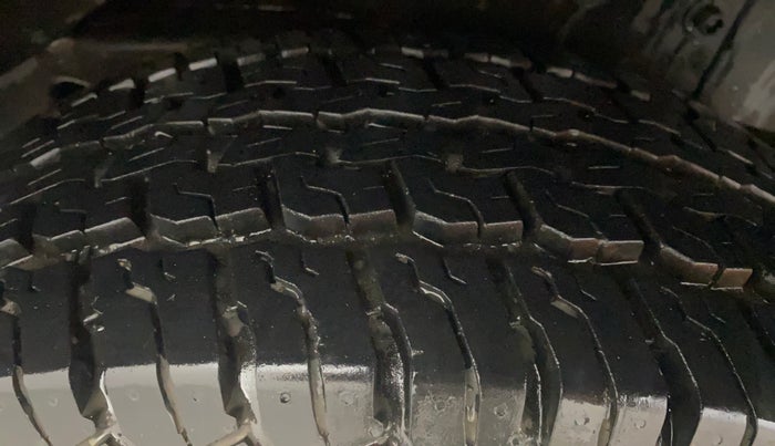 2016 Mahindra TUV300 T8, Diesel, Manual, 1,39,938 km, Right Rear Tyre Tread