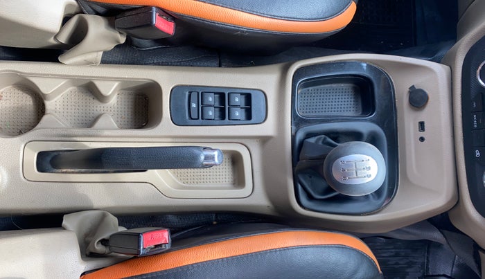 2016 Mahindra TUV300 T8, Diesel, Manual, 1,39,938 km, Gear Lever