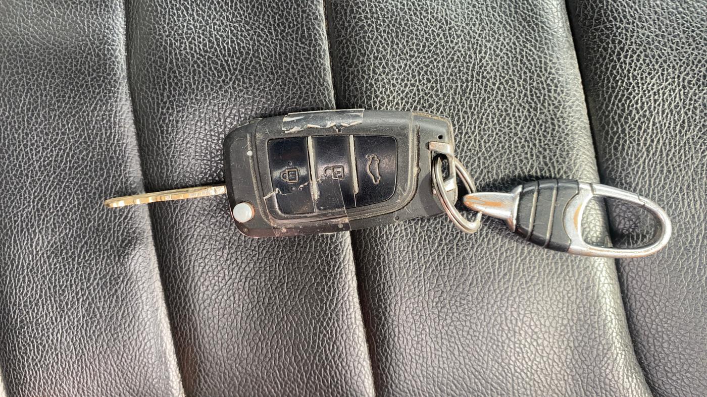 2016 Mahindra TUV300 T8, Diesel, Manual, 1,39,938 km, Key Close Up
