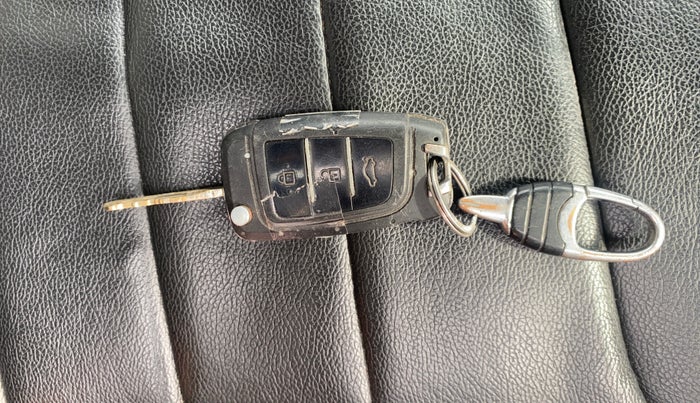 2016 Mahindra TUV300 T8, Diesel, Manual, 1,39,938 km, Key Close Up