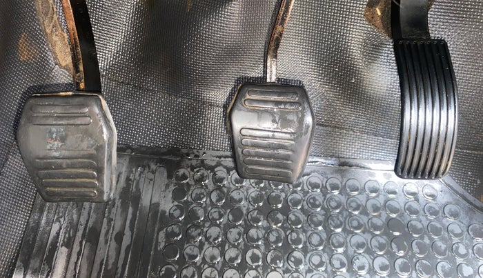 2016 Mahindra TUV300 T8, Diesel, Manual, 1,39,938 km, Pedals