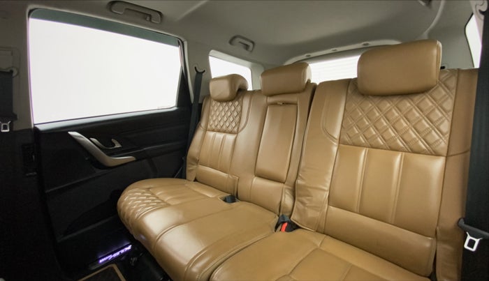 2018 Mahindra XUV500 W11 AT, Diesel, Automatic, 35,238 km, Right Side Rear Door Cabin