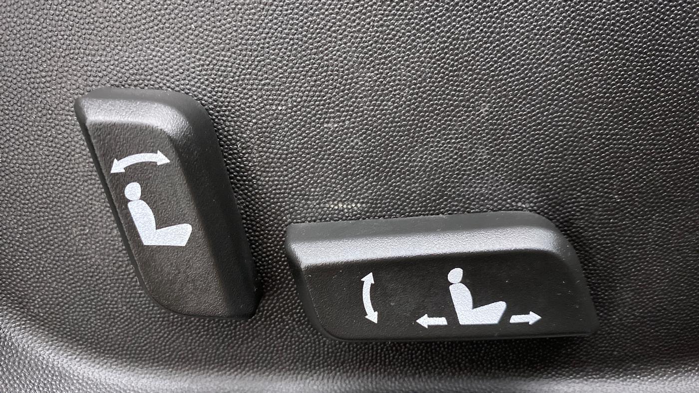 2018 Mahindra XUV500 W11 AT, Diesel, Automatic, 35,238 km, Driver Side Adjustment Panel