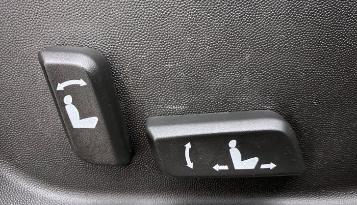 2018 Mahindra XUV500 W11 AT, Diesel, Automatic, 35,238 km, Driver Side Adjustment Panel