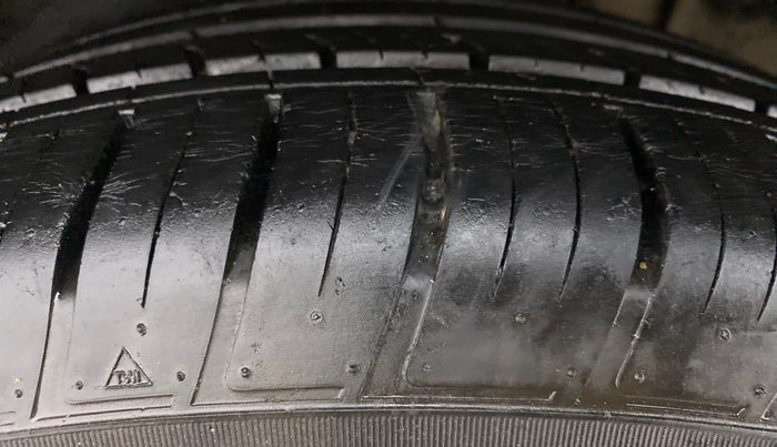 2018 Mahindra XUV500 W11 AT, Diesel, Automatic, 35,238 km, Left Front Tyre Tread