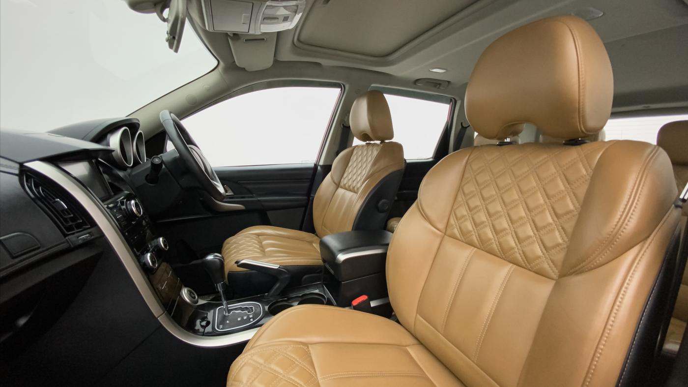 2018 Mahindra XUV500 W11 AT, Diesel, Automatic, 35,238 km, Right Side Front Door Cabin