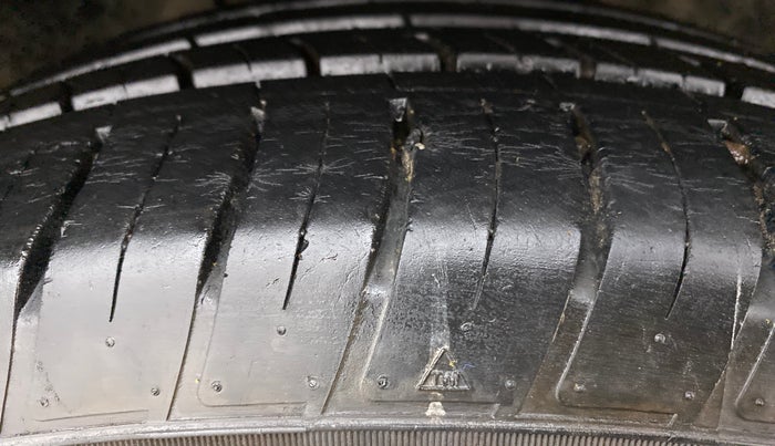 2018 Mahindra XUV500 W11 AT, Diesel, Automatic, 35,238 km, Right Front Tyre Tread