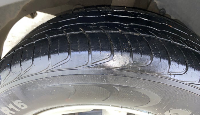 2016 Hyundai Creta SX PLUS 1.6 PETROL, Petrol, Manual, 63,797 km, Right Rear Tyre Tread