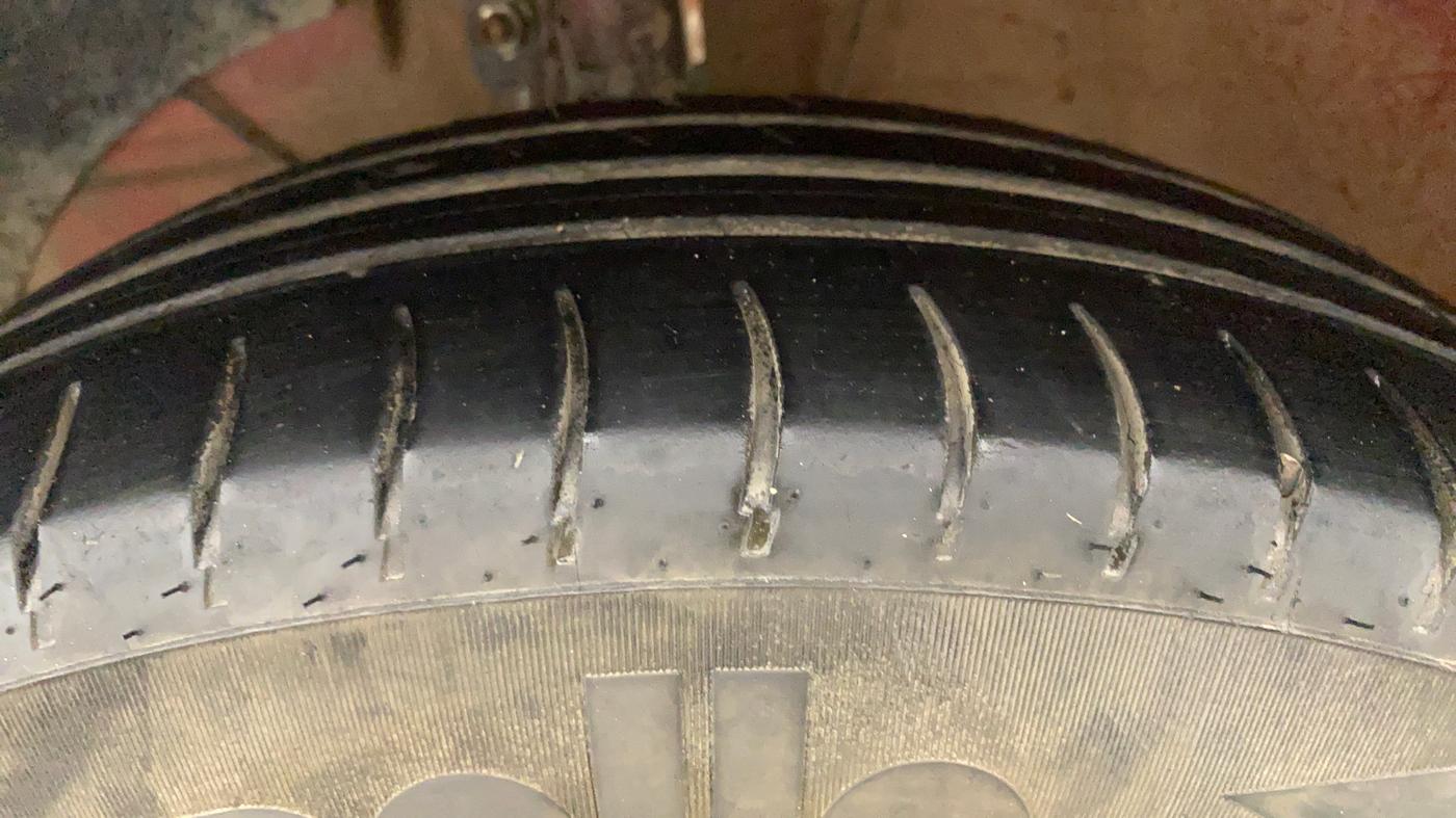 2019 Maruti Swift VDI, Diesel, Manual, 76,029 km, Left Front Tyre Tread