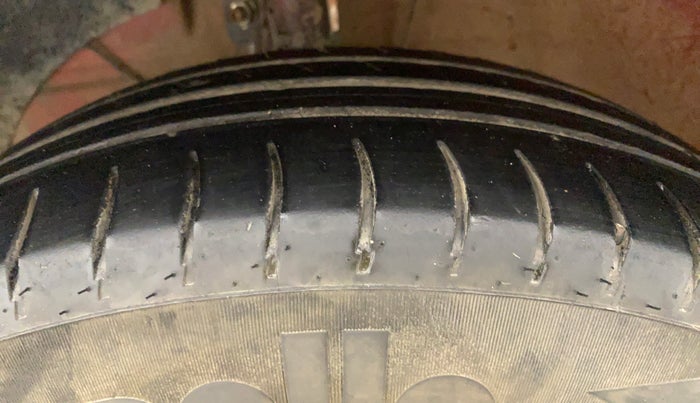 2019 Maruti Swift VDI, Diesel, Manual, 76,029 km, Left Front Tyre Tread