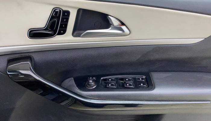 2021 Mahindra XUV700 AX 7 LUXURY P AT 7 STR, Petrol, Automatic, 73,781 km, Driver Side Door Panels Control