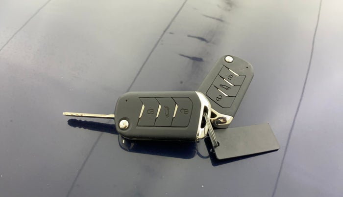 2021 Mahindra XUV700 AX 7 LUXURY P AT 7 STR, Petrol, Automatic, 73,781 km, Key Close Up