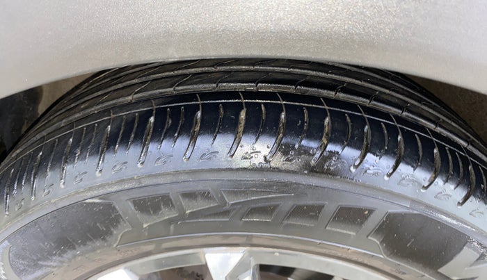 2021 Mahindra XUV700 AX 7 LUXURY P AT 7 STR, Petrol, Automatic, 73,781 km, Left Front Tyre Tread