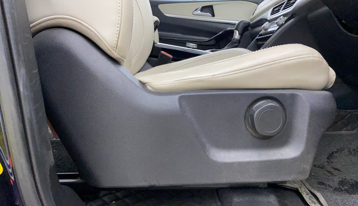 2021 Mahindra XUV700 AX 7 LUXURY P AT 7 STR, Petrol, Automatic, 73,781 km, Driver Side Adjustment Panel