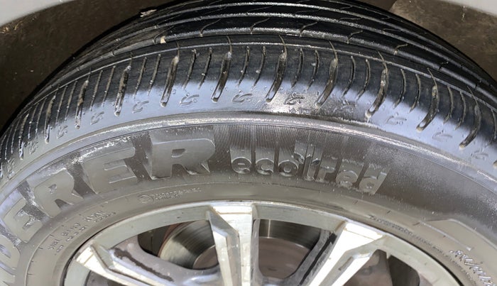 2021 Mahindra XUV700 AX 7 LUXURY P AT 7 STR, Petrol, Automatic, 73,781 km, Right Front Tyre Tread