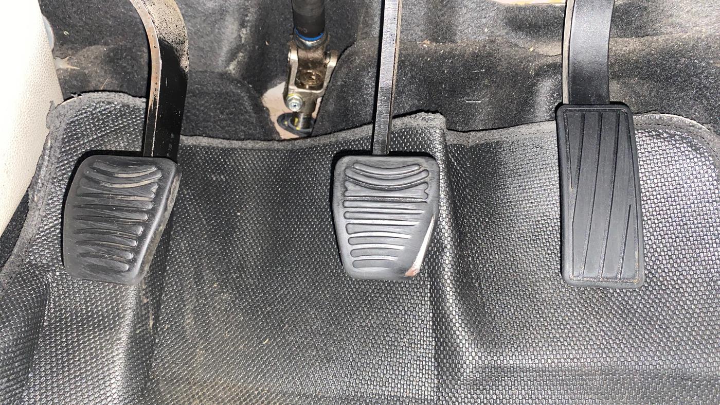 2019 Mahindra XUV300 W8(O) 1.2 PETROL DUAL TONE, Petrol, Manual, 77,714 km, Pedals