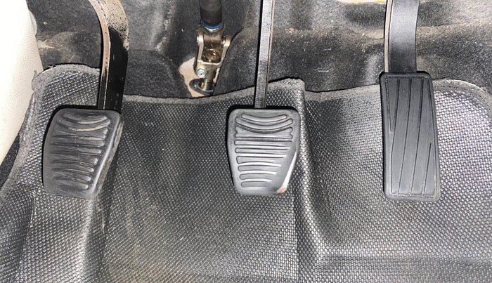 2019 Mahindra XUV300 W8(O) 1.2 PETROL DUAL TONE, Petrol, Manual, 77,682 km, Pedals