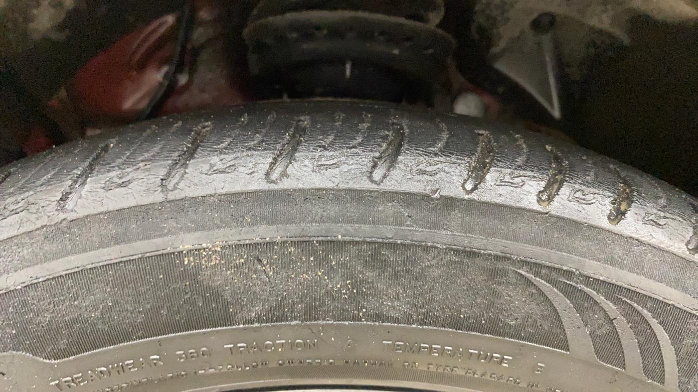 2019 Mahindra XUV300 W8(O) 1.2 PETROL DUAL TONE, Petrol, Manual, 77,714 km, Left Front Tyre Tread