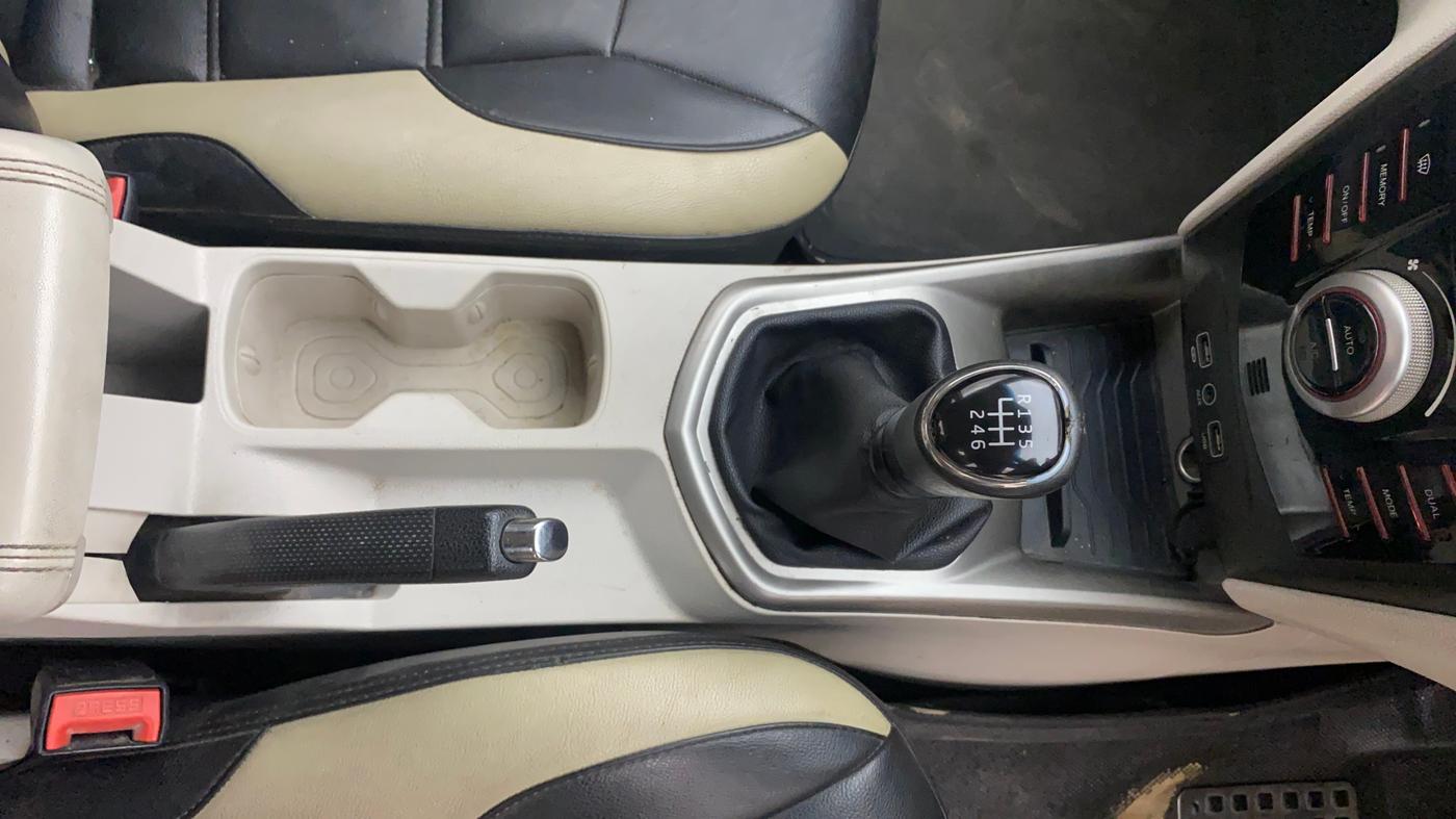 2019 Mahindra XUV300 W8(O) 1.2 PETROL DUAL TONE, Petrol, Manual, 77,714 km, Gear Lever