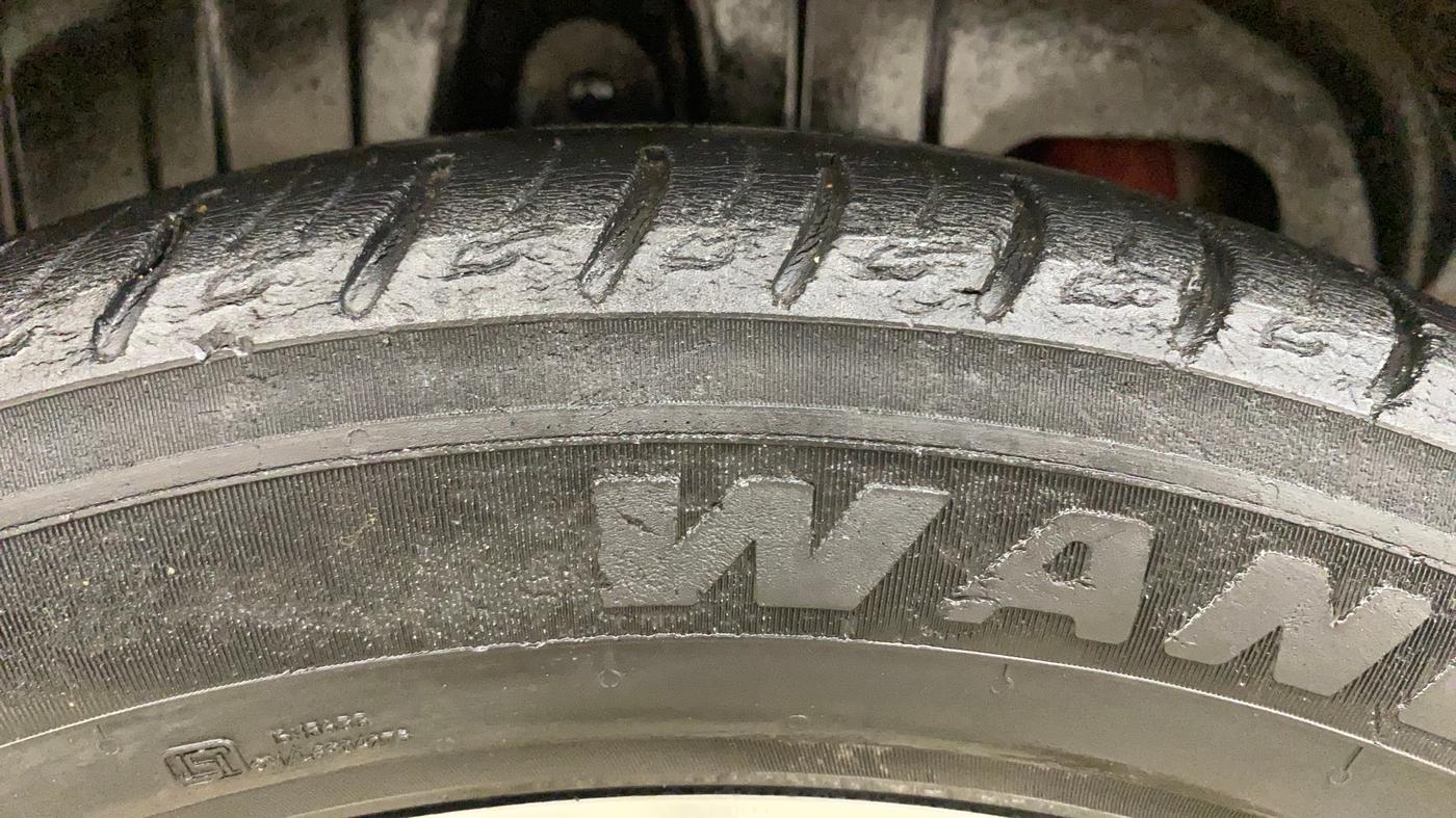 2019 Mahindra XUV300 W8(O) 1.2 PETROL DUAL TONE, Petrol, Manual, 77,714 km, Right Rear Tyre Tread
