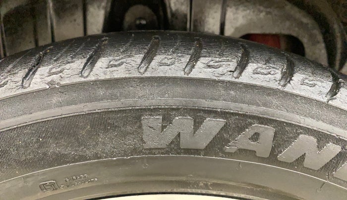 2019 Mahindra XUV300 W8(O) 1.2 PETROL DUAL TONE, Petrol, Manual, 77,682 km, Right Rear Tyre Tread