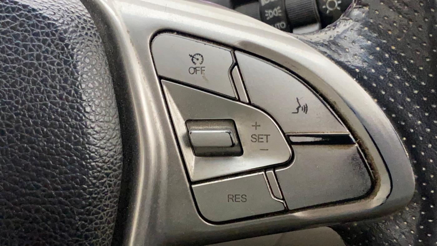 2019 Mahindra XUV300 W8(O) 1.2 PETROL DUAL TONE, Petrol, Manual, 77,714 km, Adaptive Cruise Control