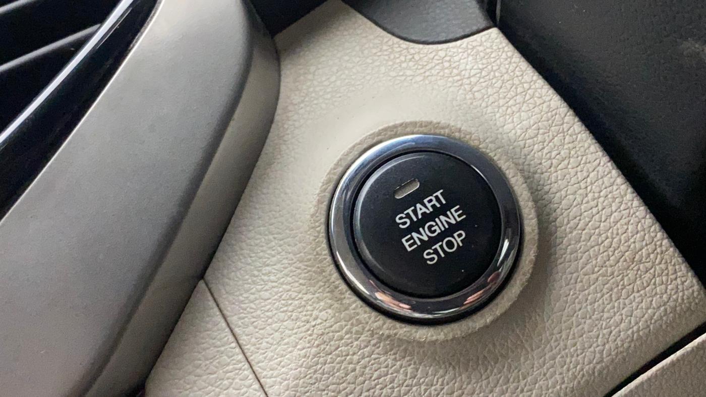 2019 Mahindra XUV300 W8(O) 1.2 PETROL DUAL TONE, Petrol, Manual, 77,714 km, Keyless Start/ Stop Button