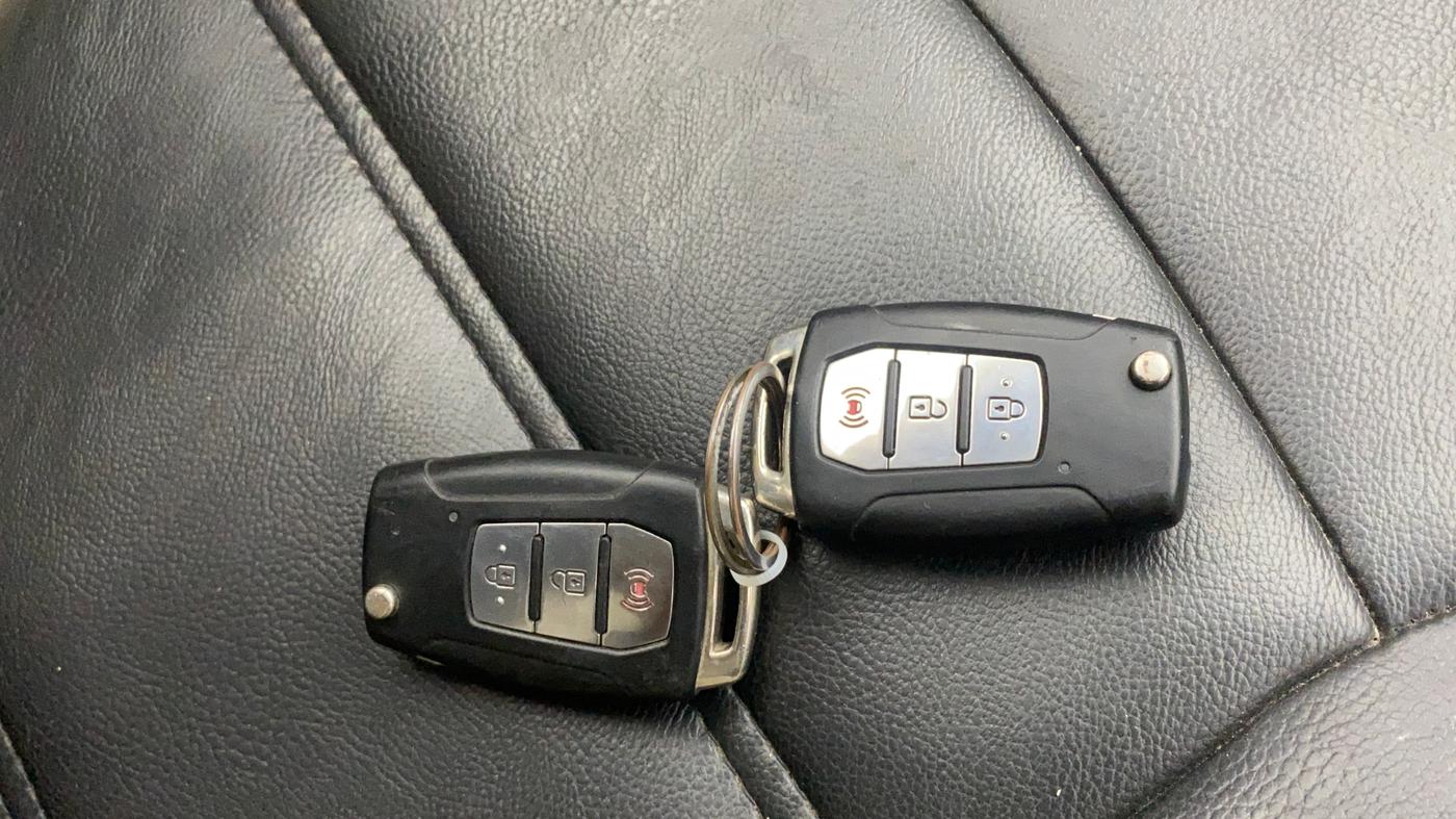 2019 Mahindra XUV300 W8(O) 1.2 PETROL DUAL TONE, Petrol, Manual, 77,714 km, Key Close Up