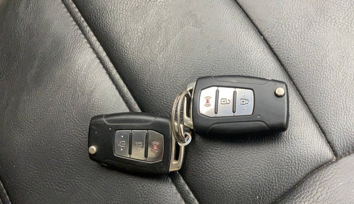 2019 Mahindra XUV300 W8(O) 1.2 PETROL DUAL TONE, Petrol, Manual, 77,682 km, Key Close Up