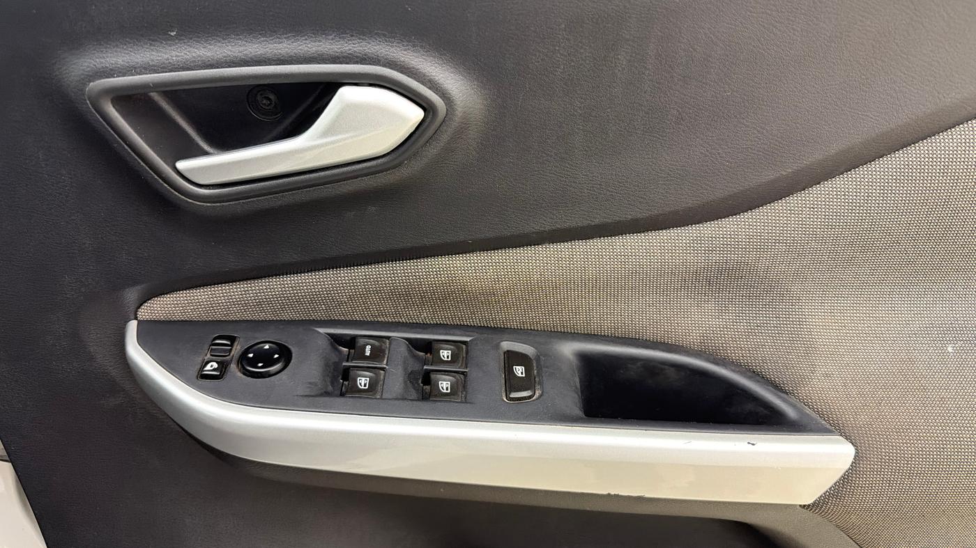 2022 Nissan MAGNITE XV MT, Petrol, Manual, 75,355 km, Driver Side Door Panels Control