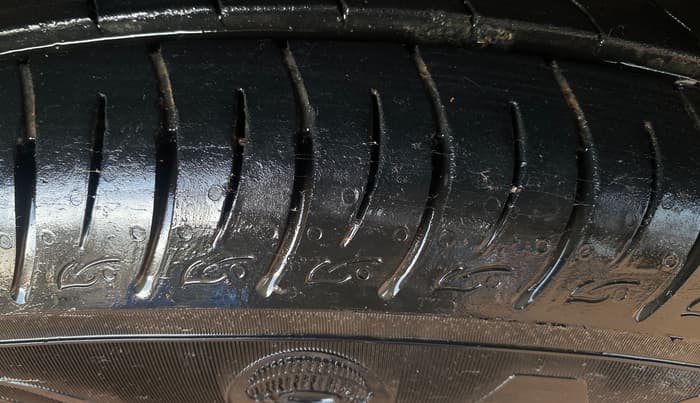 2022 Mahindra XUV300 W8 (O) 1.2 PETROL, Petrol, Manual, 35,807 km, Right Front Tyre Tread