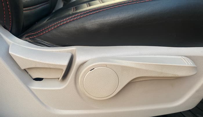 2022 Mahindra XUV300 W8 (O) 1.2 PETROL, Petrol, Manual, 35,807 km, Driver Side Adjustment Panel