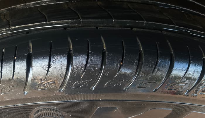 2022 Mahindra XUV300 W8 (O) 1.2 PETROL, Petrol, Manual, 35,807 km, Right Rear Tyre Tread