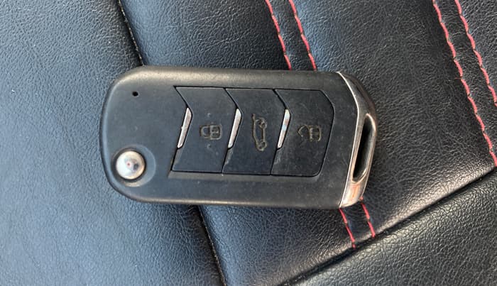 2022 Mahindra XUV300 W8 (O) 1.2 PETROL, Petrol, Manual, 35,807 km, Key Close Up