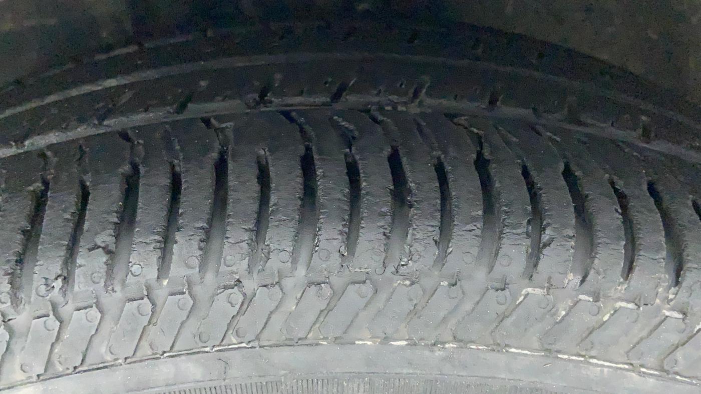 2010 Toyota Corolla Altis G PETROL, Petrol, Manual, 83,706 km, Left Front Tyre Tread