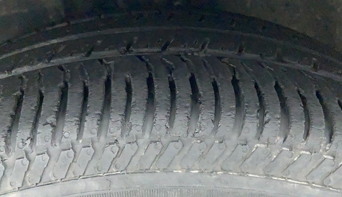 2010 Toyota Corolla Altis G PETROL, Petrol, Manual, 83,706 km, Left Front Tyre Tread