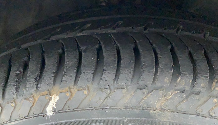 2010 Toyota Corolla Altis G PETROL, Petrol, Manual, 83,706 km, Right Front Tyre Tread