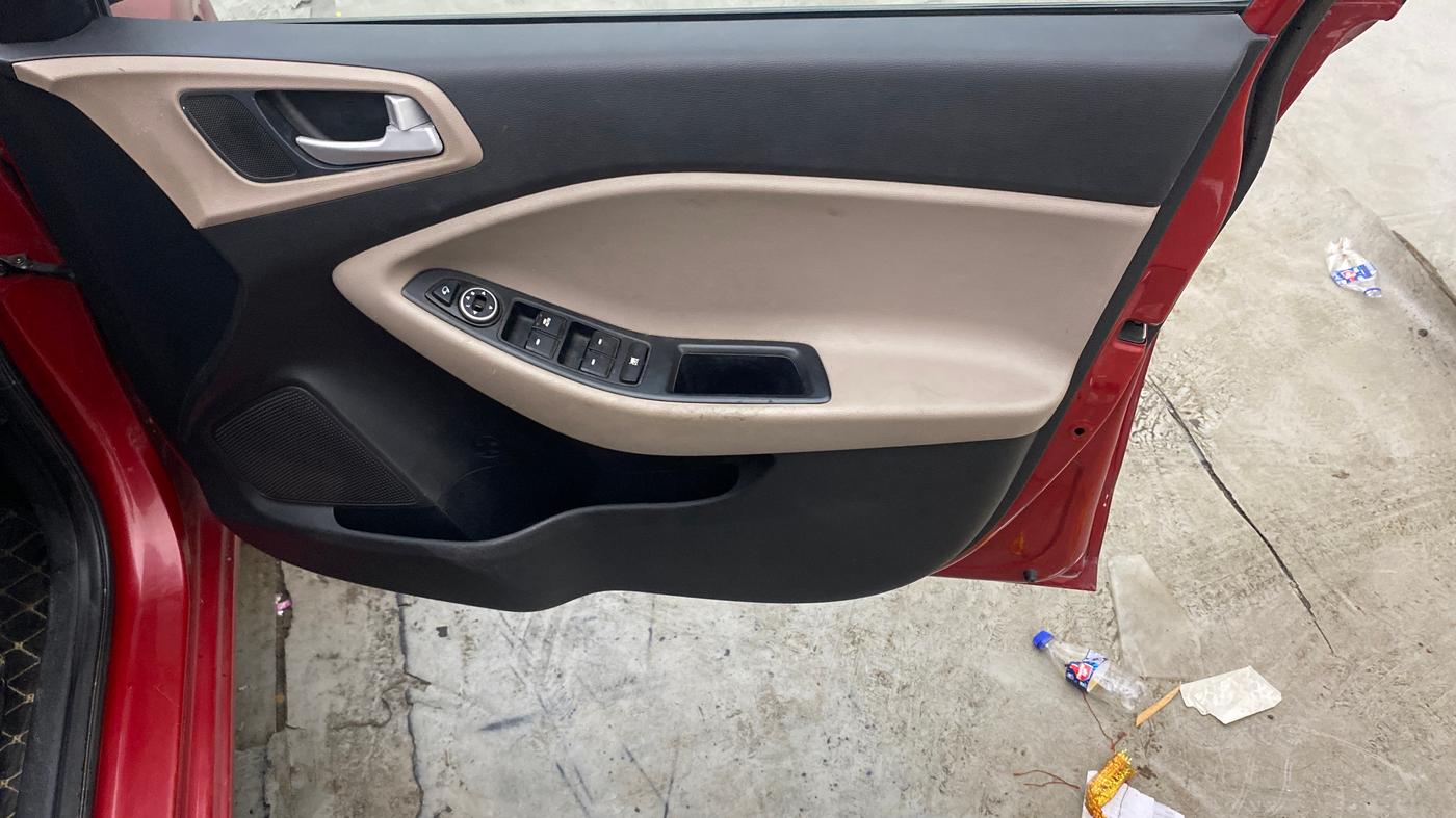 2015 Hyundai Elite i20 ASTA 1.4 CRDI, Diesel, Manual, 1,24,623 km, Driver Side Door Panels Control