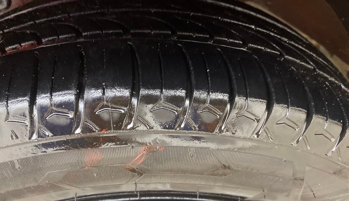 2013 Ford Figo ZXI 1.2 PETROL, Petrol, Manual, 1,10,711 km, Left Front Tyre Tread