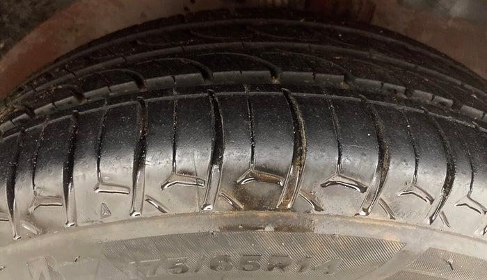 2013 Ford Figo ZXI 1.2 PETROL, Petrol, Manual, 1,10,711 km, Right Front Tyre Tread