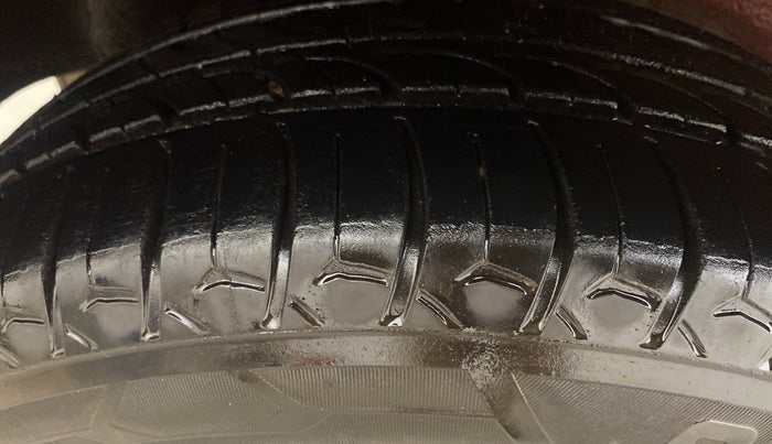 2013 Ford Figo ZXI 1.2 PETROL, Petrol, Manual, 1,10,711 km, Right Rear Tyre Tread