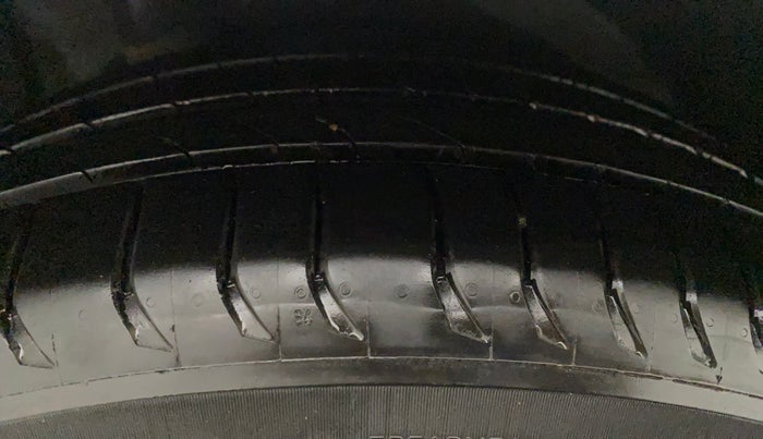 2017 Hyundai New Elantra 2.0 SX(O) AT PETROL, Petrol, Automatic, 64,350 km, Right Front Tyre Tread