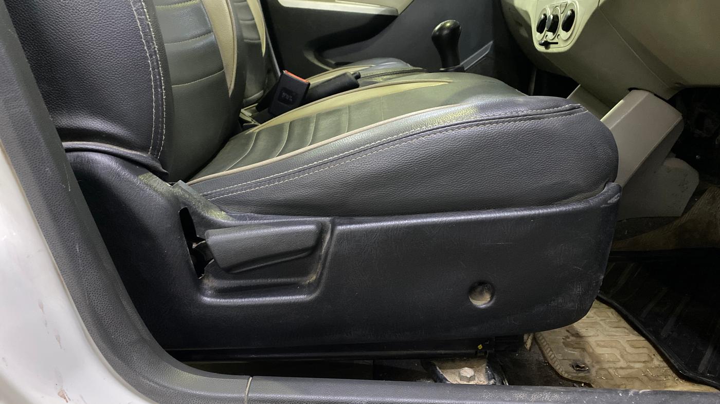 2016 Maruti Alto K10 VXI, Petrol, Manual, 38,216 km, Driver Side Adjustment Panel