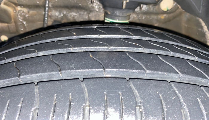 2022 Mahindra XUV300 W8 (O) 1.5 DIESEL, Diesel, Manual, 23,722 km, Left Front Tyre Tread
