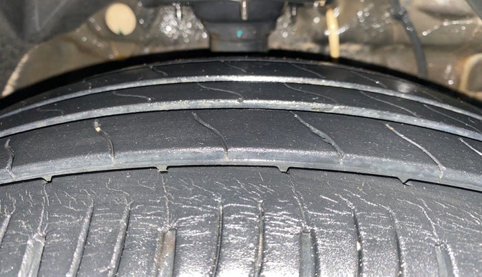 2022 Mahindra XUV300 W8 (O) 1.5 DIESEL, Diesel, Manual, 23,722 km, Right Front Tyre Tread