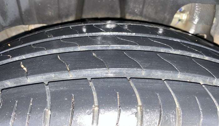2022 Mahindra XUV300 W8 (O) 1.5 DIESEL, Diesel, Manual, 23,722 km, Right Rear Tyre Tread