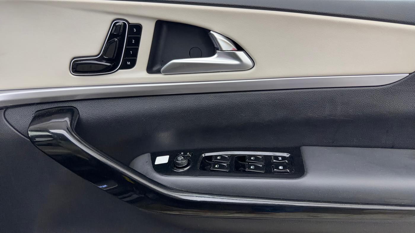 2024 Mahindra XUV700 AX 7 Luxury Pack Petrol AT 6 STR, Petrol, Automatic, 32,191 km, Driver Side Door Panels Control