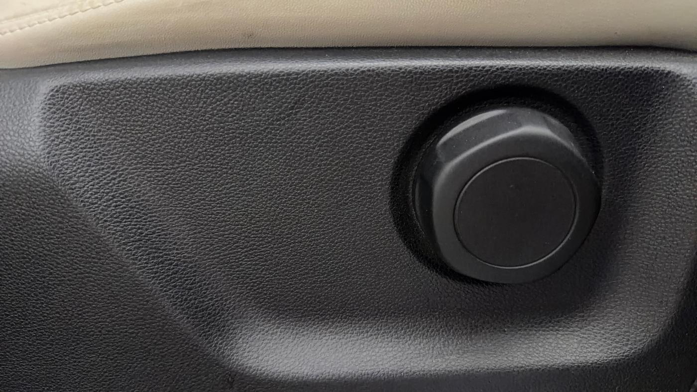 2024 Mahindra XUV700 AX 7 Luxury Pack Petrol AT 6 STR, Petrol, Automatic, 32,191 km, Driver Side Adjustment Panel
