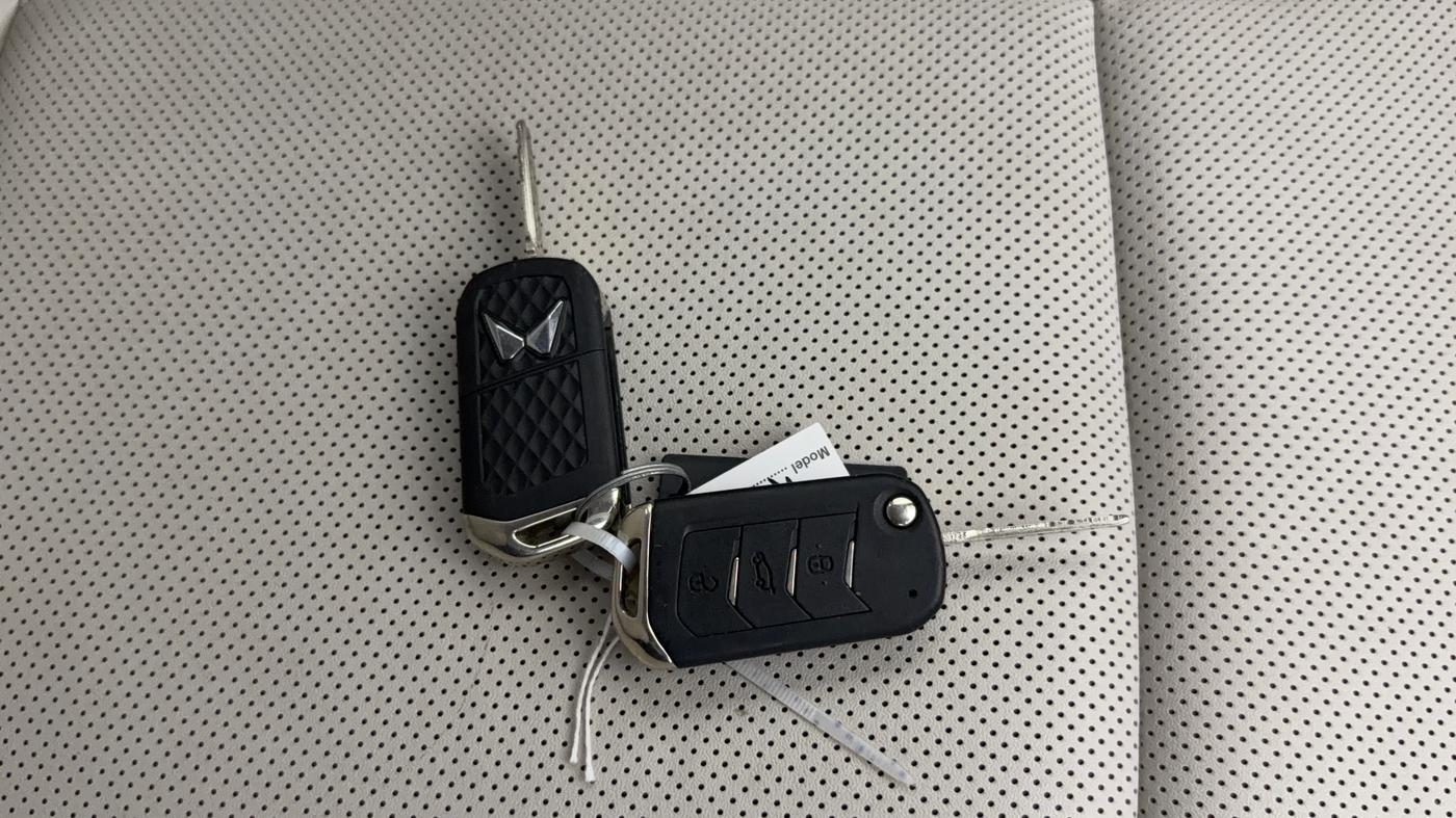 2024 Mahindra XUV700 AX 7 Luxury Pack Petrol AT 6 STR, Petrol, Automatic, 32,191 km, Key Close Up